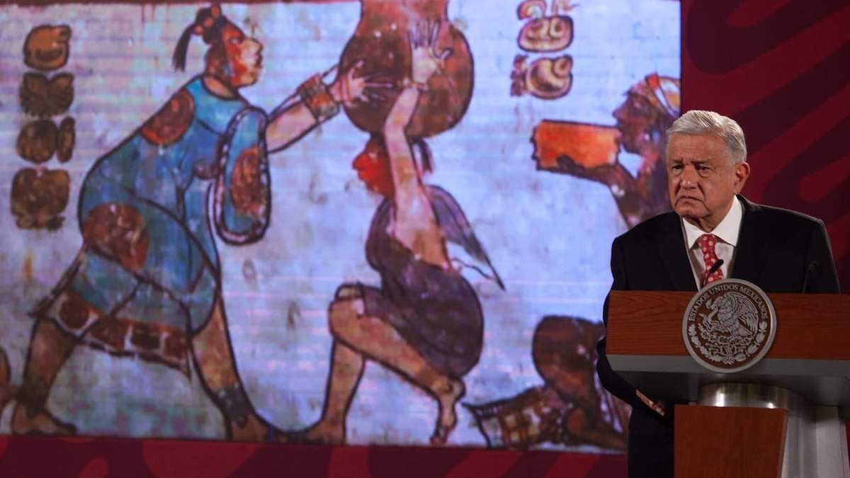 Al hablar de las afirmaciones de Laura Zapata, el presidente mostró un mural de Calakmul