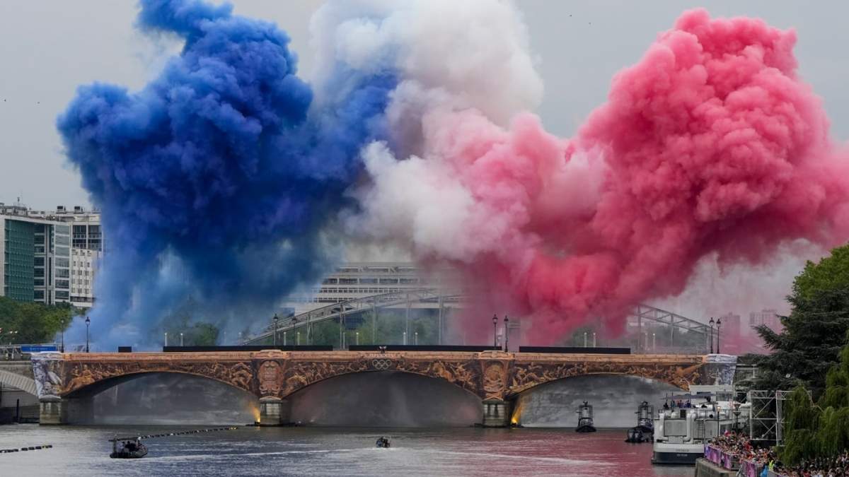 Humo con los colores de la bandera de Francia al dar comienzo la ceremonia de inauguración de los Juegos Olímpicos de París