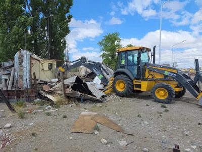 Demolieron un aguantadero que era una pesadilla para vecinos de Zapala