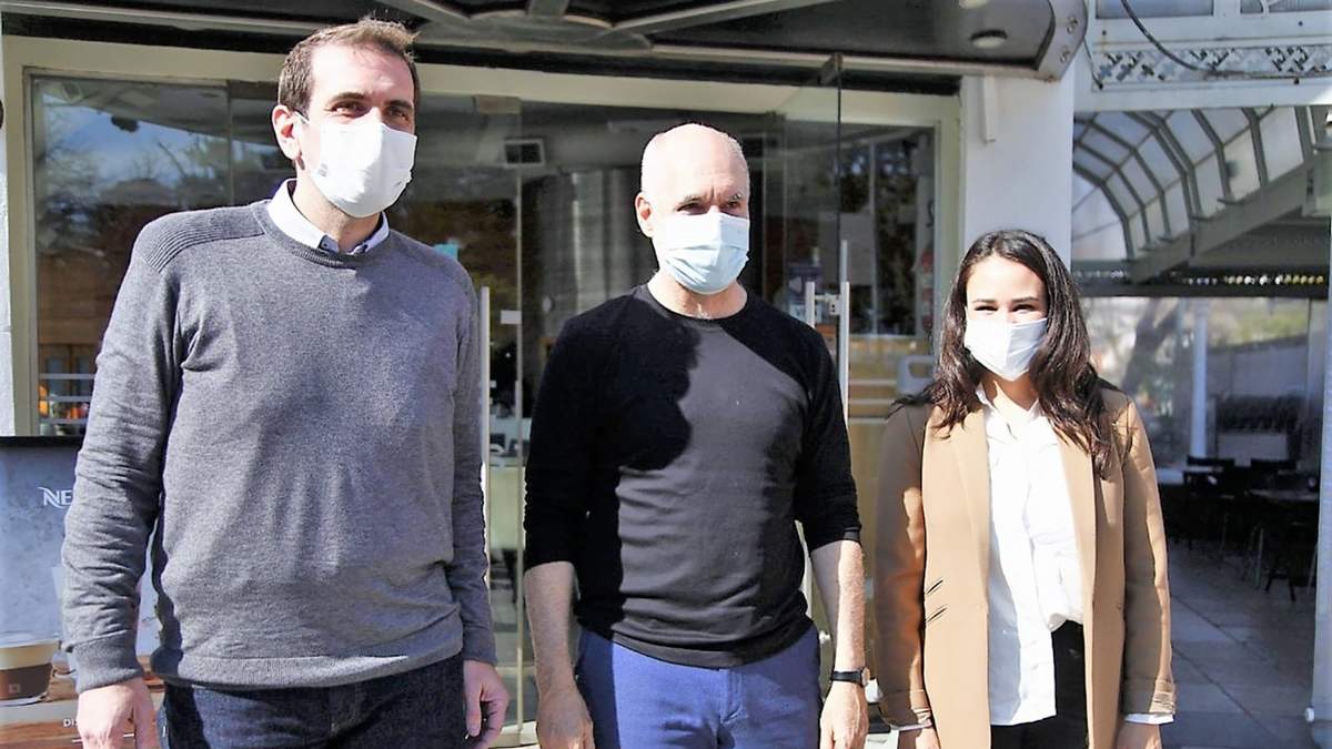 Pablo Cervi y Ayelén Quiroga junto a Horacio Rodríguez Larreta. Fuente: (Twitter)