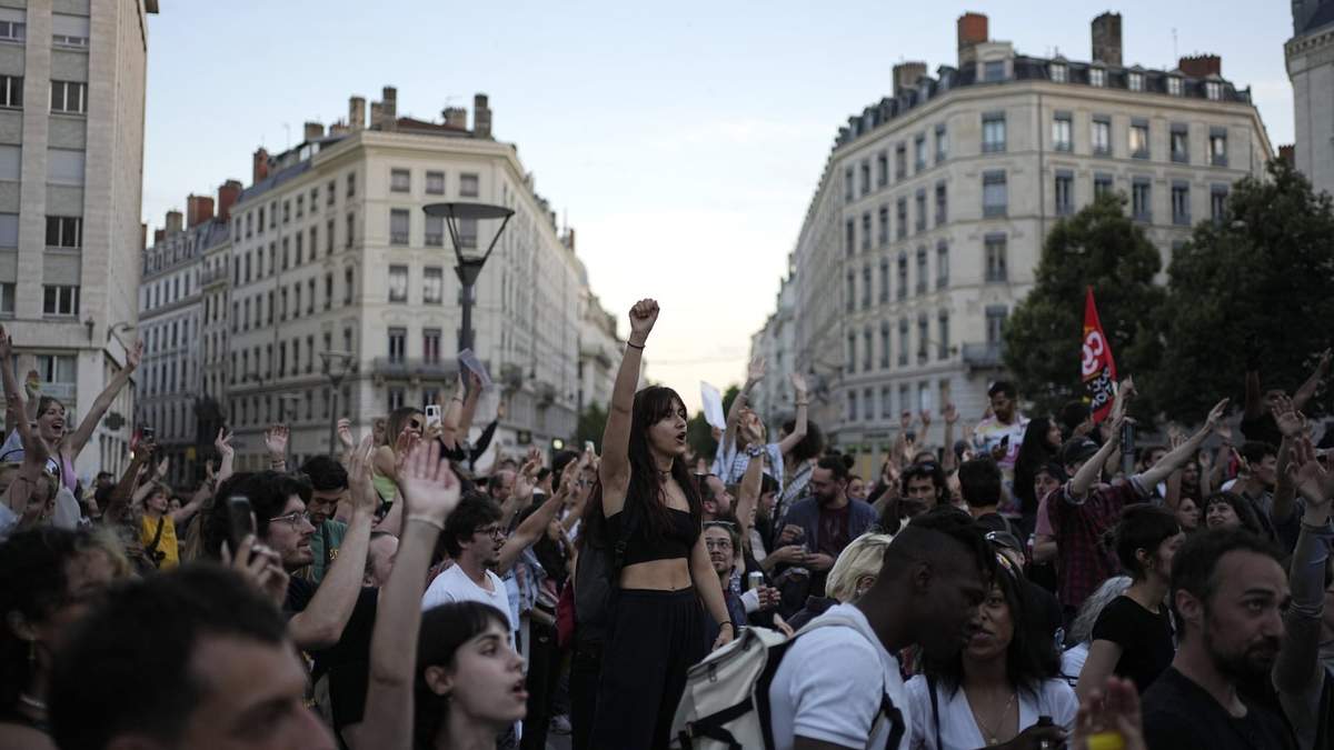 Un grupo de personas reaccionan al enterarse de los resultados de las elecciones francesas en Lyon, en el centro de Francia