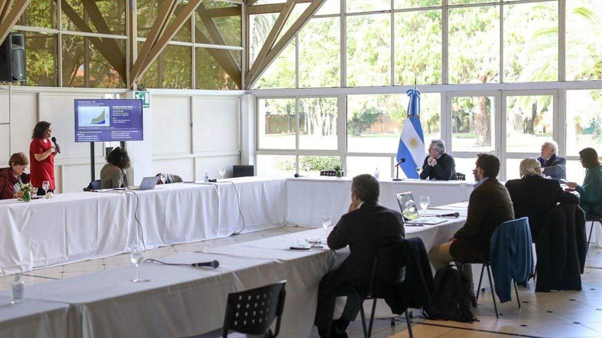 El presidente Alberto Fernández y el comité de expertos en Olivos. Fuente: (Twitter)