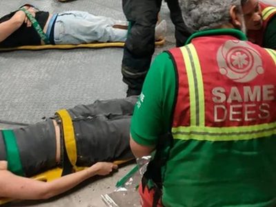 Nueve jóvenes se subieron a un ascensor, empezaron a saltar y se desplomó