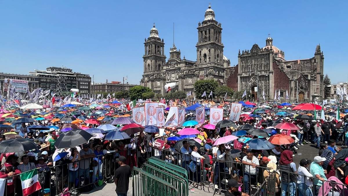 Asistentes al Zócalo por la asamblea de los aranceles de la presidenta Claudia Sheinbaum