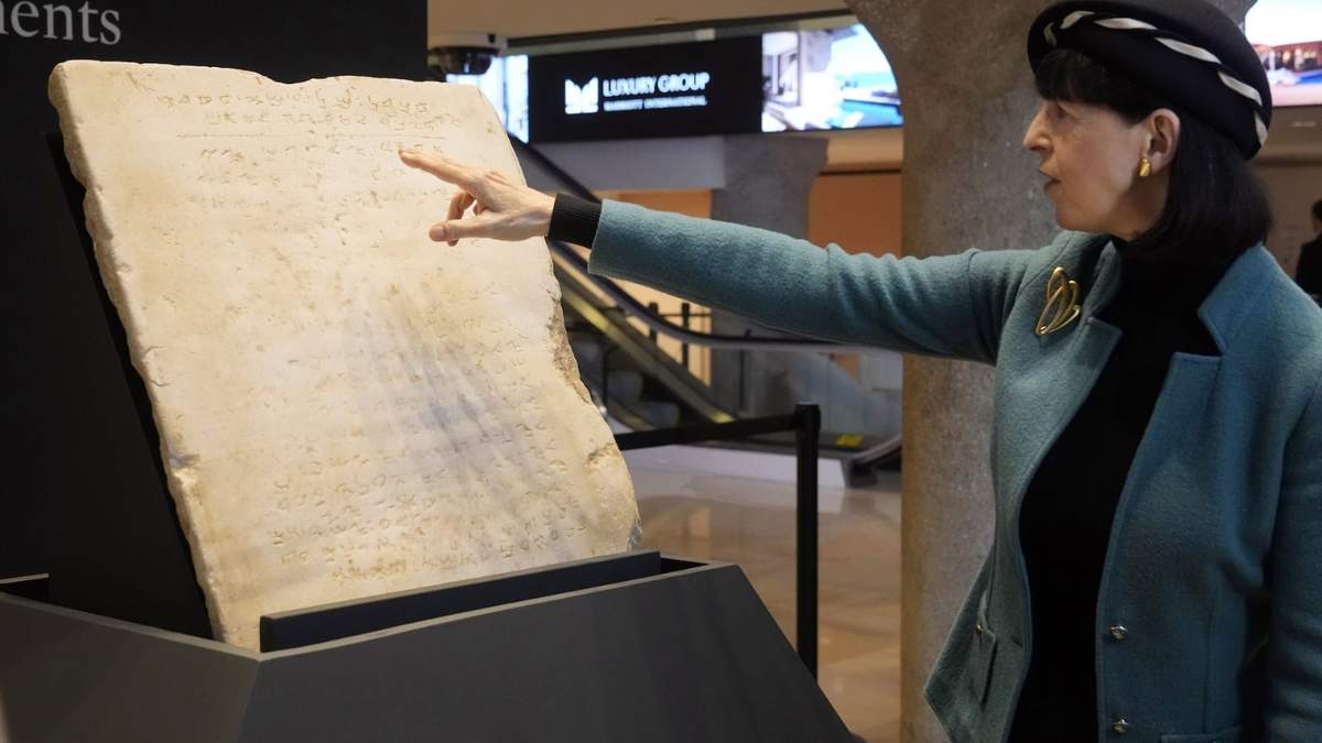 Sharon Liberman Mintz, especialista en temas judíos, libros y manuscritos para Sotheby's, con la tabla de los Diez Mandamientos