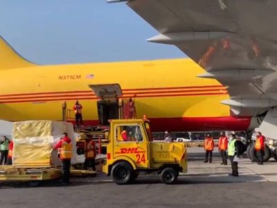 AMLO alista decreto para sacar el transporte de carga del AICM