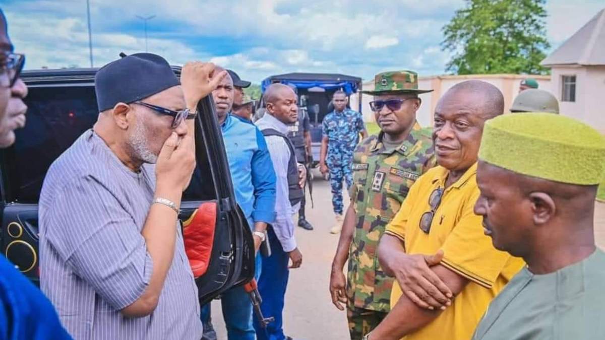 El gobernador del estado de Ondo, Rotimi Akeredolu, a su llegada a la zona del ataque