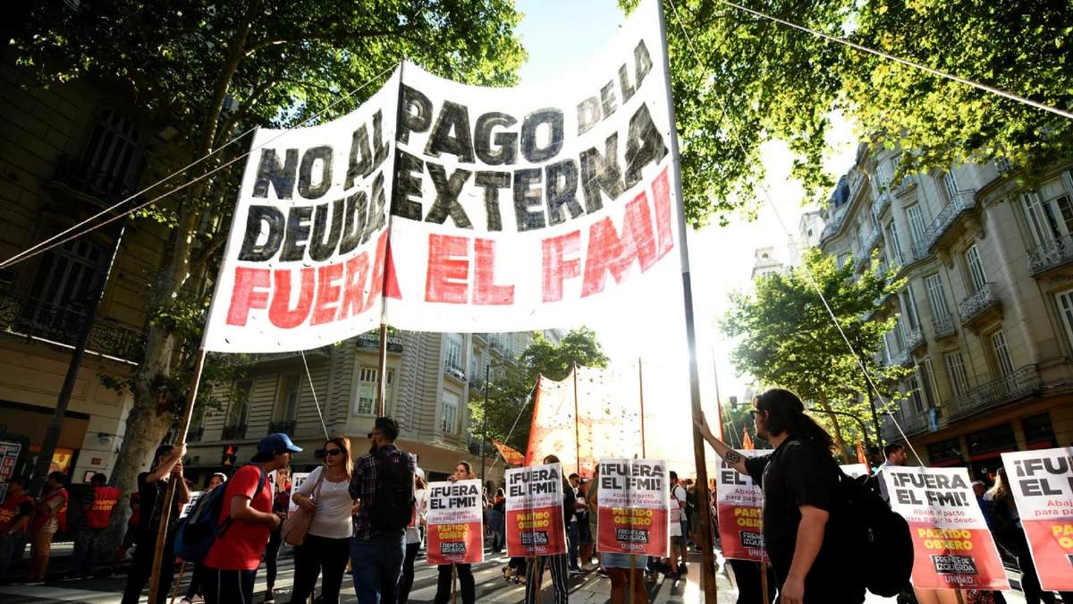 Protesta contra el pago de la deuda con el FMI. Fuente: (Instagram)