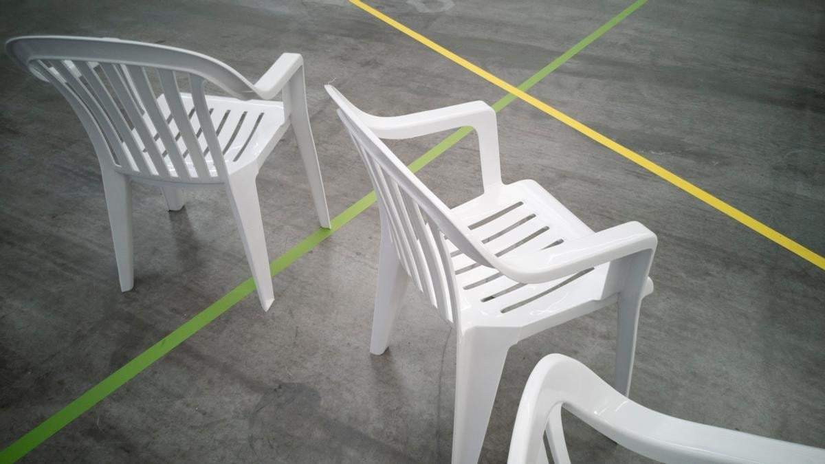 Sillas plásticas. Fuente:(X).