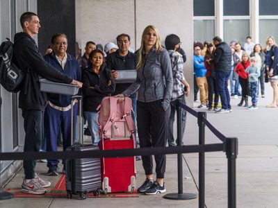 Demoras para conseguir pasaportes en EU afectan a miles de viajeros