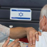 Israel fortalece su campaña de vacunación con una tercera dosis de refuerzo