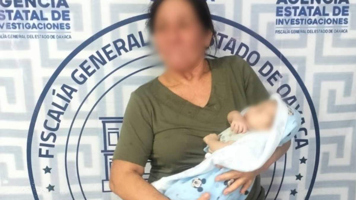 Abuela sostiene en brazos a bebé reportado como desaparecido en Santo Domingo Tehuantepec, Oaxaca
