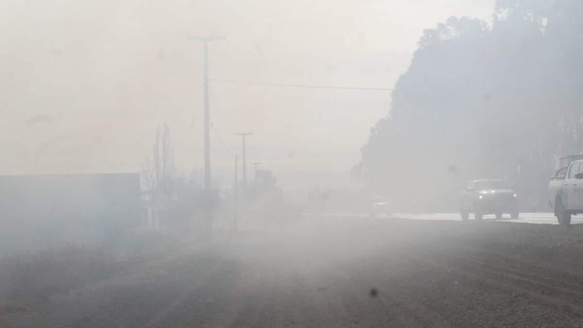 El humo de los pastizales complicó la visibilidad en la Ruta 7. Fuente: (Centenario Digital).