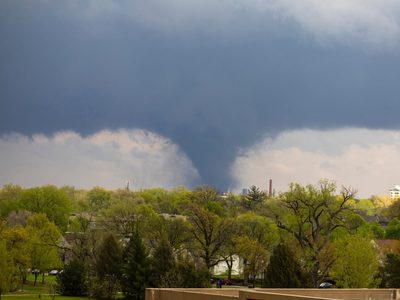 Un tornado masivo causa devastación en Nebraska (Videos)