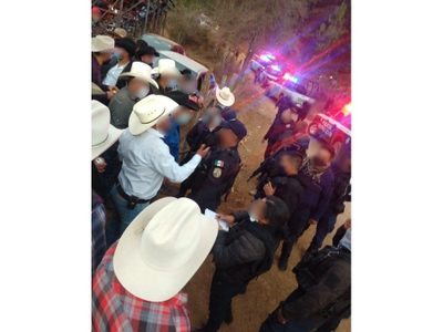 Asistentes a jaripeo reciben con palos y piedras a policías