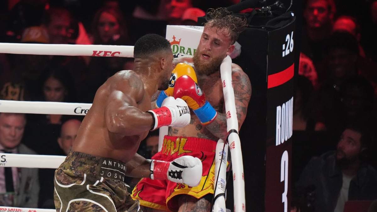 Anthony Joshua en acción ante Jake Paul durante su combate de peso pesados el viernes 19 de diciembre