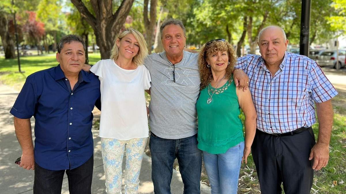 Carlos Eguía junto a los candidatos de Centenario. Fuente: (Facebook)