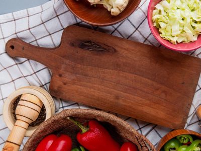 Tan solo necesitás unos ingredientes re comunes en tu cocina: así podés desinfectar y limpiar tu tabla para picar de madera