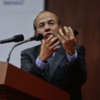 Calderón fustiga la remoción de estatua de Colón: retirarla sin consultar, "una arbitrariedad"