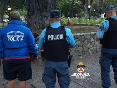 De no creer: vendía droga en una plaza de San Martín y tenía hasta una balanza