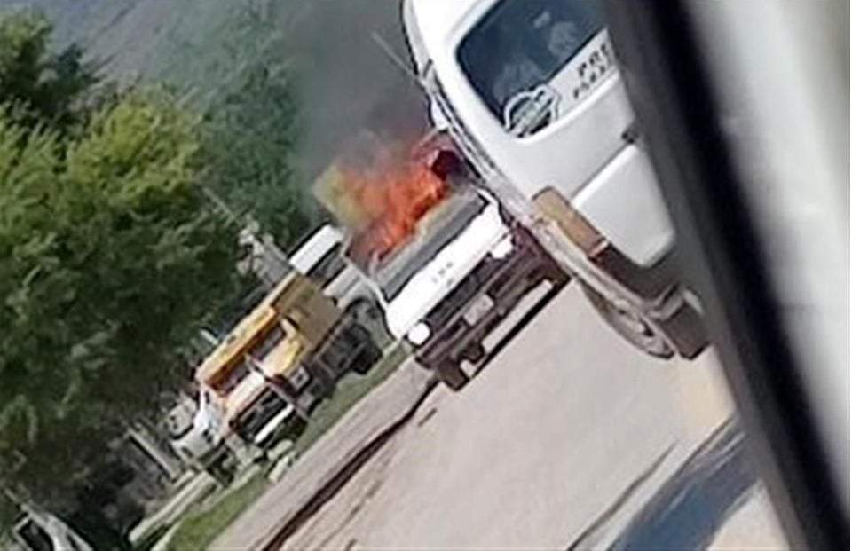 Transporte mixto de pasajeros de Chilpancingo es incendiado en Tixtla junto con su conductor