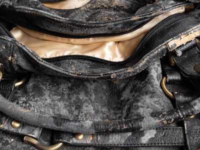 Si tus carteras de cuerina se pusieron viejas, no las descartes: revivilas con un truco simple y sin gastar