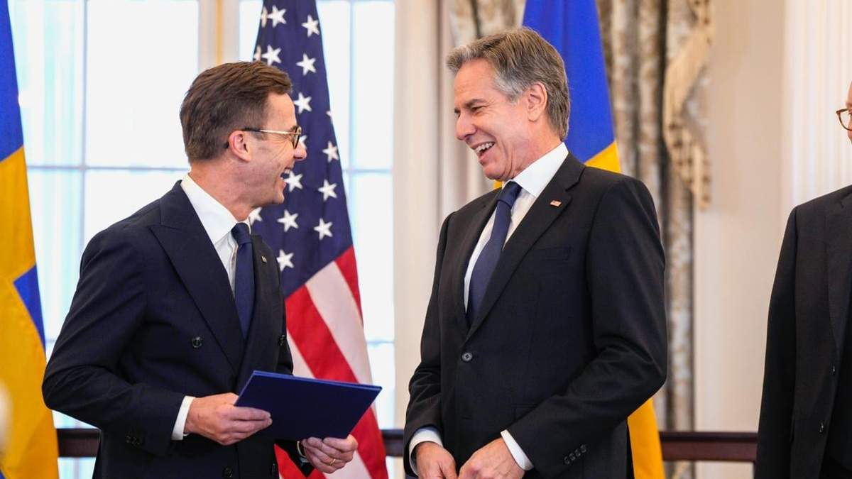 Antony Blinken junto al primer ministro sueco, Ulf Kristersson, antes de oficializar la adhesión de Suecia a la OTAN en la Sala Benjamin Franklin del Departamento de Estado