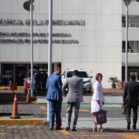 Aplazan audiencia en amparo de Rosario Robles; seguirá en prisión