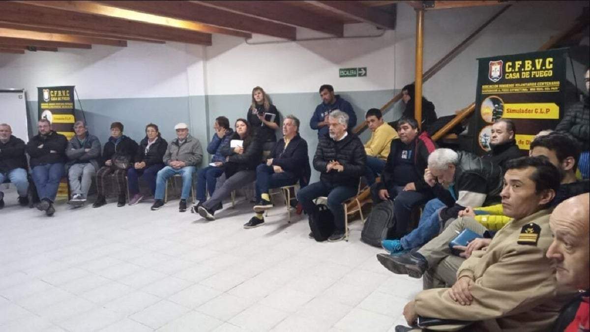 Reunión entre vecinos y funcionarios por la situación de la Isla El Porvenir. Fuente: (Centenario Digital)