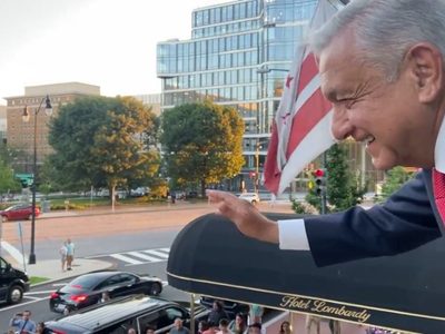 AMLO reparte saludos, aplausos y besos desde la ventana de su hotel en Washington (Video)