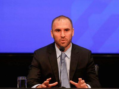Deuda: según Guzmán el Gobierno evitó "un megacanje similar al del 2001"