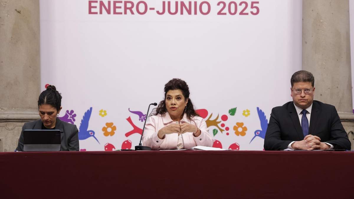 La jefa de Gobierno de la CDMX, Clara Brugada (centr.) con la fiscal capitalina, Bertha Alcalde (izq.) y el secretario de Seguridad Ciudadana de la Ciudad de México, Pablo Vázquez (der.)