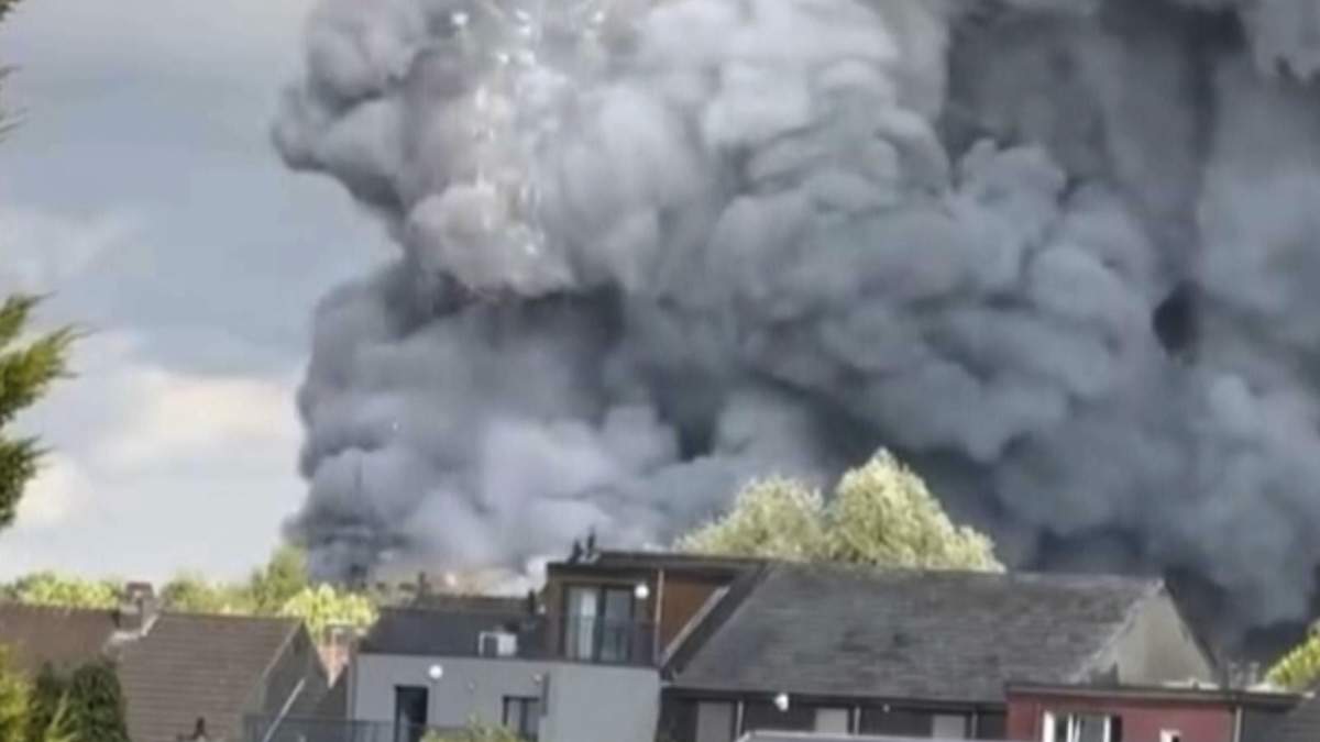 Humo del incendio en el festival Tomorrowland en Bruselas