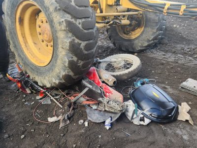Un vecino de Villa La Angostura exige respuestas tras ser atropellado por una motoniveladora