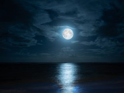 Cómo la fase de Luna llena ayudó a liberar al Ever Given del Canal de Suez