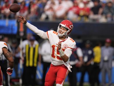 Mahomes y Kelce ayudan a Chiefs a remontar para vencer 17-a Chargers