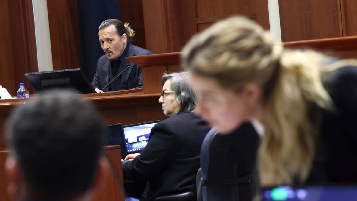 Johnny Depp y Amber Heard durante el juicio
