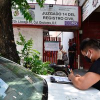 Indagan a médicos legistas por red de 'coyotaje” de certificados de defunción