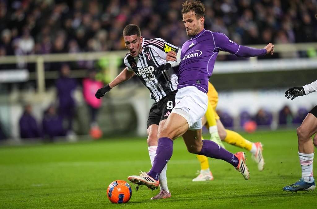 Dusan Vlahovic de la Juventus pelea por el balón con Marin Pongracic de la Fioretina en el encuentro de la Serie A el sábado 22 de noviembre del 2025