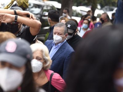 "Debería darte pena andar con López Obrador de la manita", reclaman a Arturo Zaldívar en la casilla