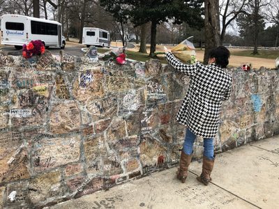 Lisa Marie Presley será enterrada en Graceland junto a hijo
