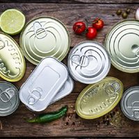 Antes de tirar las latas de atún vacías, hacé este coqueto portavelas para poner en tu habitación