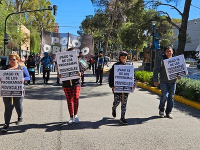 Tras la movilización, organizaciones sociales acampan en el centro de Neuquén