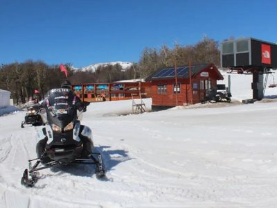 Miles de turistas disfrutan el feriado largo en Chapelco con un entorno nevado en plena primavera