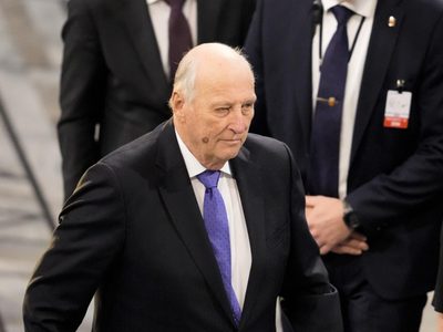 Colocan marcapasos al rey Harald V de Noruega, el monarca más anciano de Europa