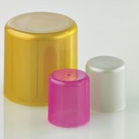 Con tapas plásticas y sorbetes: creá este glamoroso candelabro, como los que venden en un bazar