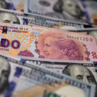 Economía al rojo vivo: el peso argentino fue de las monedas que más se devaluaron en 2025