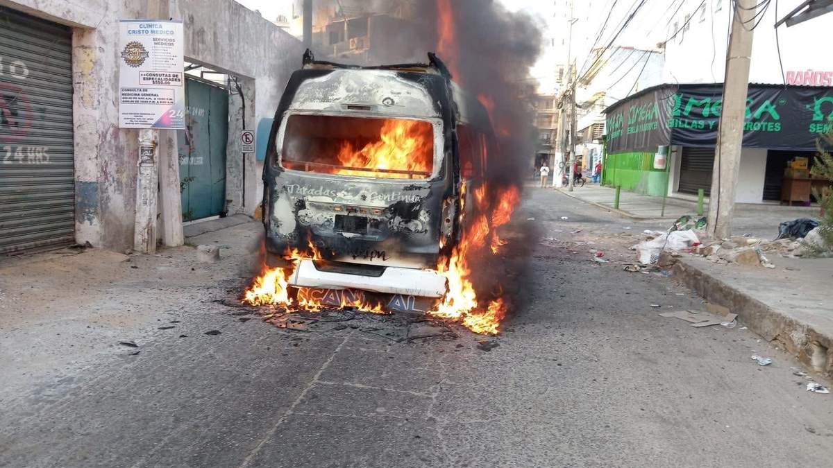 Una camioneta de transporte público incendiada