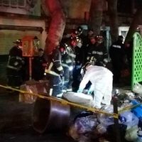 Hallan un cadáver en una tina con cemento en calles de La Merced