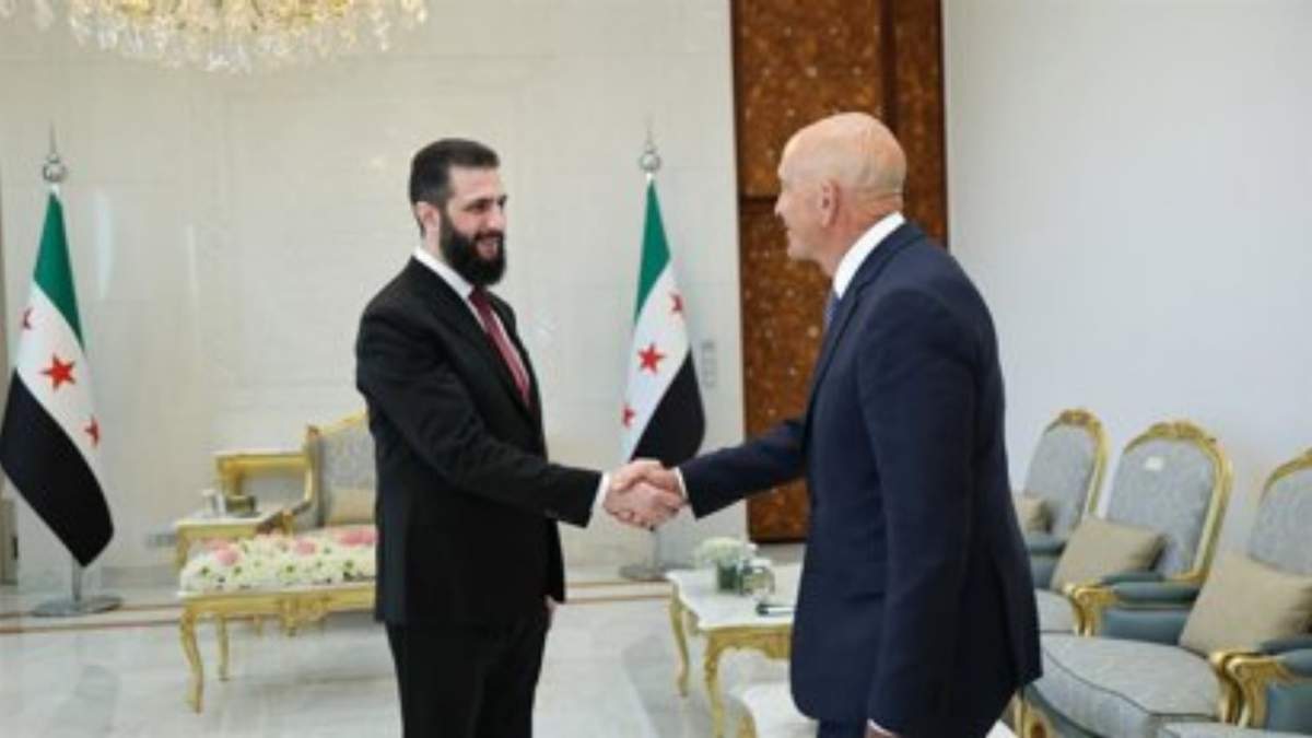 Ahmed al Shara se reúne con el enviado de Trump para Siria, Tom Barrack